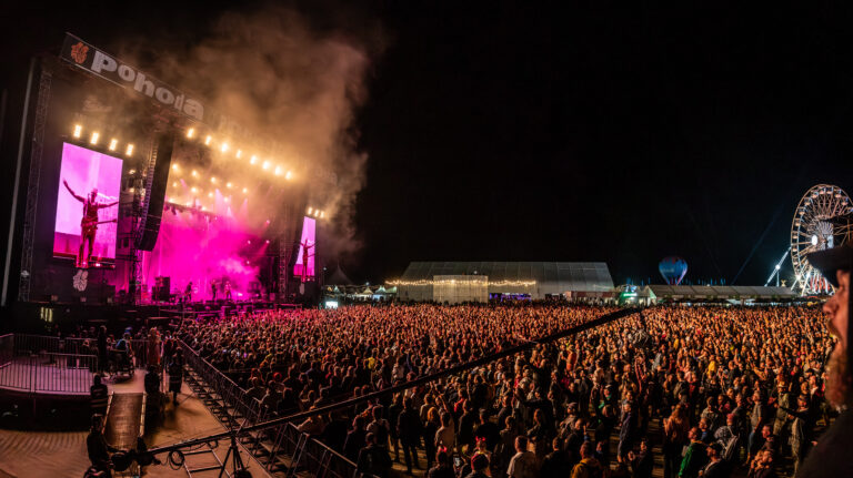 Ondrej KosÌcÌiÌk_20250712_222847_AtmosfeÌra_BazÌant_Queens of the Stone Age_12.7.2025_Pohoda 2025_POH_3081-Pano